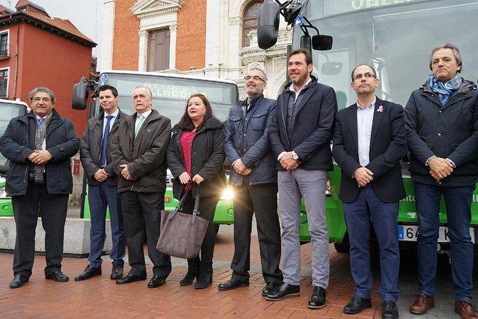 Momento de la entrega de las nuevas unidades. 