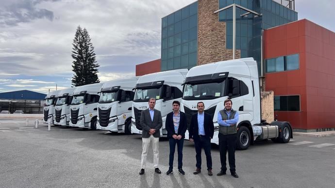Iveco entrega 100 unidades del camión S-Way a Transportes Eurocruz