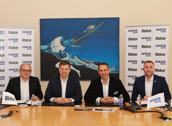 Momento de la firma del acuerdo entre Iveco y Otokar.