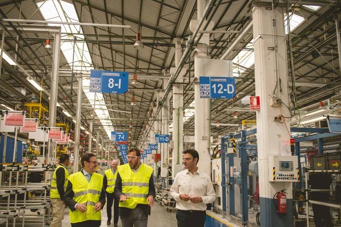 La planta de Iveco en Valladolid recibe la visita de Óscar Puente, alcalde de la ciudad