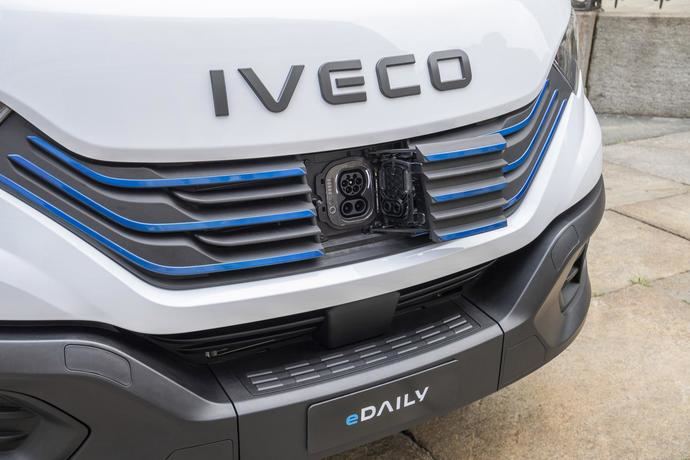 Iveco eDaily marca récords en capacidad de carga y remolque