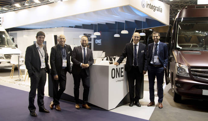 El equipo de Integralia durante la inauguración de su stand en Autocar Expo Lyon. 