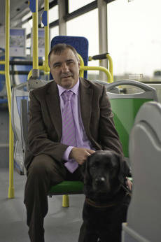 Un invidente con un perro guía, en un autobús de la EMT de Madrid.