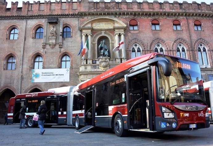 Uno de los autobuses hibrídos que recorren actualmente las calles de la ciudad italiana de Bolonia.