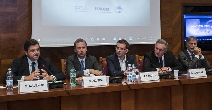 Alfredo Altavilla (director ejecutivo para Europa, África y Oriente Medio de Fiat Chrysler Automobile), Pierre Lahutte (presidente de la marca Iveco) y Marco Alverà (director ejecutivo de Snam) han firmado el MoU. 