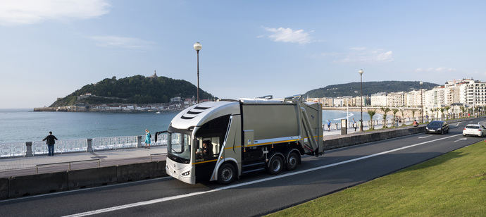 San Sebastián recibe los primeros camiones eléctricos de Irizar