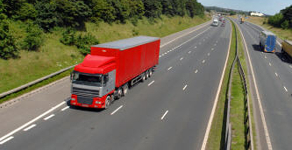 Un camión recorre una autopista europea.