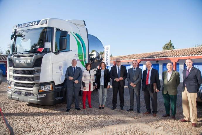 Foto de familia de los participantes en la jornada.