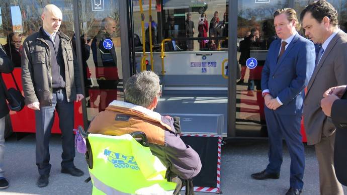 Juan Ignacio Merino (primero por la derecha), director gerente de la CRTM, durante el acto de presentación de los autobuses en Alcalá de Henares.