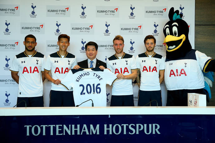 Cameron Carter-Vickers, Heung-Min Son, Christian Eriksen y Ryan Mason, jugadores de los Spurs, junto a Seob Lee, presidente y CEO de Kumho.