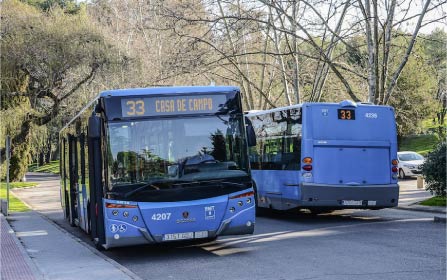 Dos autobuses de la Línea 33 de cruzan a mitad de camino.