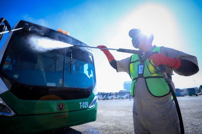 El transporte escolar de Andalucía reclama cinco millones y medio, de la limpieza