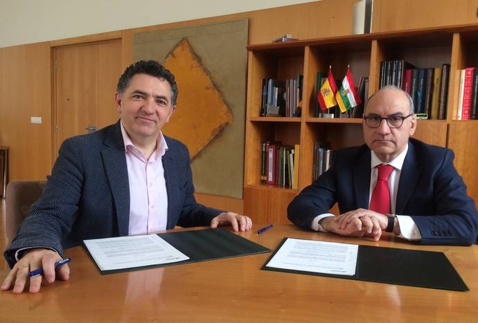 El consejero riojano de Fomento y Política Territorial, Carlos Cuevas, y el representante de Automóviles del Río Alhama (Arasa), José Ignacio Jiménez.