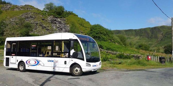 Un autobús recorre una zona rural.