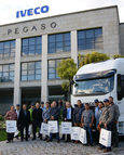 Los trabajadores de Disfrimur frente a la fachada de la sede de Iveco.