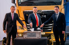 La primera piedra fue colocada por Michael Kobriger, miembro de la miembro de la Junta Directiva y responsable de Producción y Logística de MAN Truck & Bus SE; Richard Slovak, director de la planta; y Alexander Vlaskamp, presidente de  MAN Truck & Bus SE.