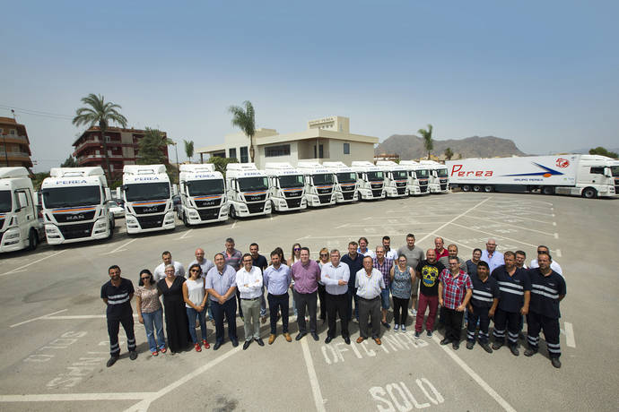 Empleados de Transportes Perea posan con las nuevas tractoras adquiridas.