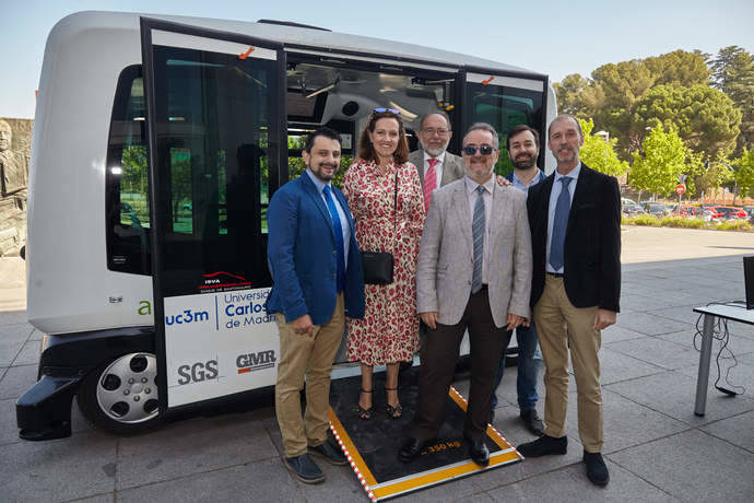 Un momento de la puesta del largo del autobús autónomo para Timanfaya.