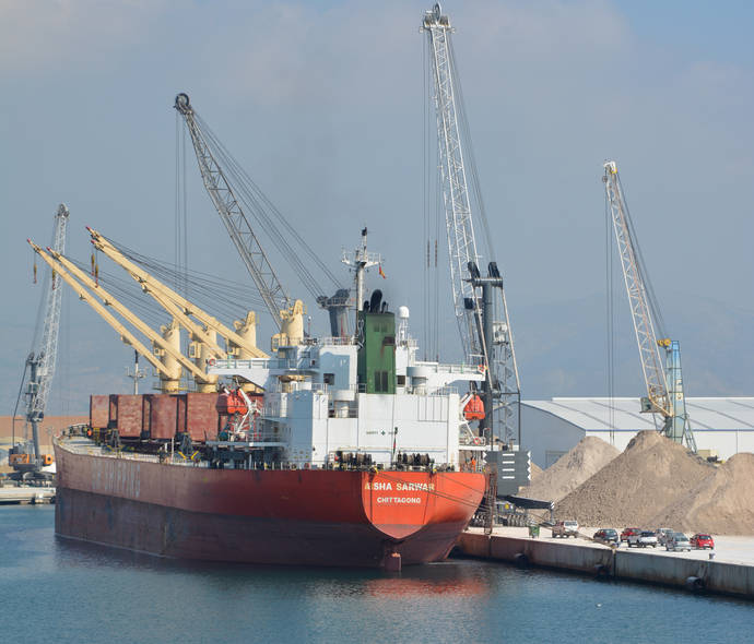 Un barco carga en el Puerto de Castellón.