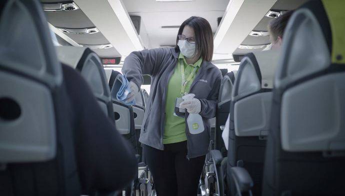 Un autobús de FlixBus, en el momento de su limpieza.