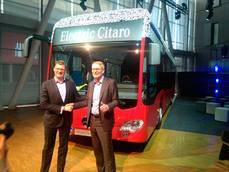 Till Oberwörder, presidente de Daimler Buses y Hartmut Schick, ex presidente.