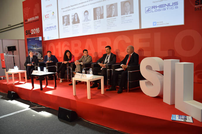 Mesa redonda “Seguridad y excelencia en el transporte y logística de productos químicos”.