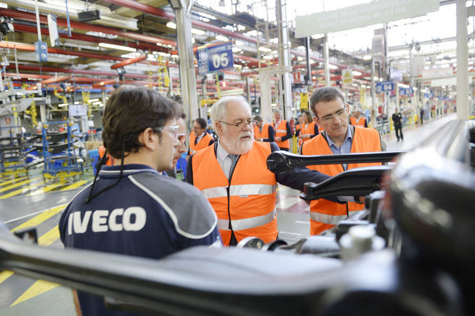 Miguel Arias Cañete, junto a Pierre Lahutte, durante su visita a las instalaciones de Iveco en Madrid.