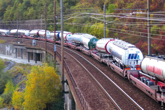 Un tren transporta remolques de camión.