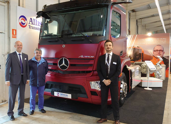 Trond Johansen, Responsable de Promoción de Ventas de Allison Transmission en España con Gabriel Barriopedro, Delegado de Ventas Especiales de Mercedes-Benz Trucks España y Burak Kazar Responsable de Promoción de Ventas de Allison Transmission de Turquía.