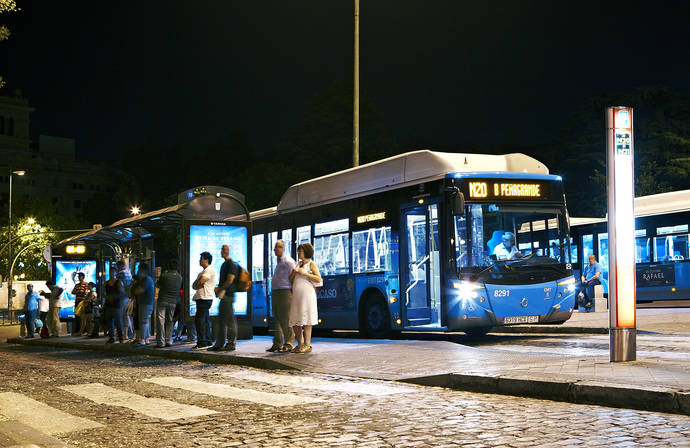 Un autobús nocturno o búho de la EMT de Madrid.