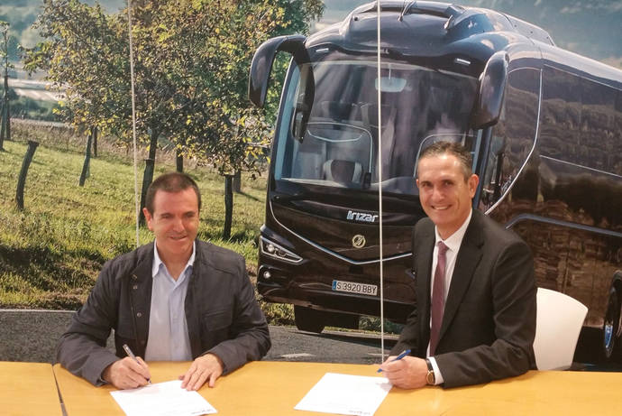 Firma del acuerdo entre Nirvauto e Irizar.