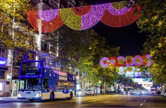 El Bus de la Navidad cambia su nombre este año y se bautiza como ‘Naviluz’, tras un concurso de ideas convocado por EMT entre sus seguidores de Facebook.