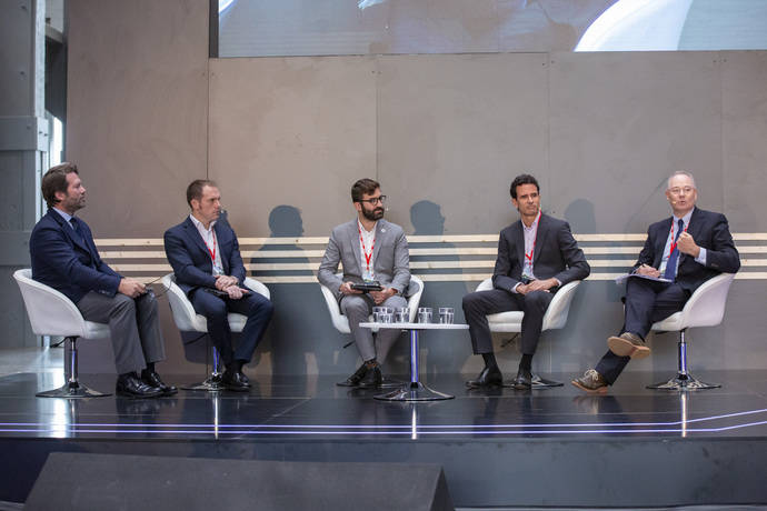 Se celebró una mesa redonda con expertos de Iberdrola, IDAE, Telefónica y la Junta de Castilla y León, en la que quedó claro que es necesario ampliar la red de puntos de recarga.