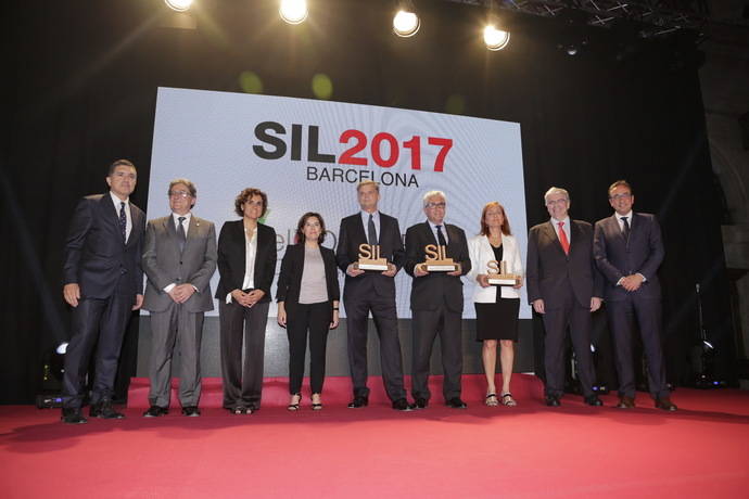 Los representantes de Seat, Amazon y Bodegas Torres posan con los premios recibidos durante ‘La Noche de la Logística’ del SIL 2017.