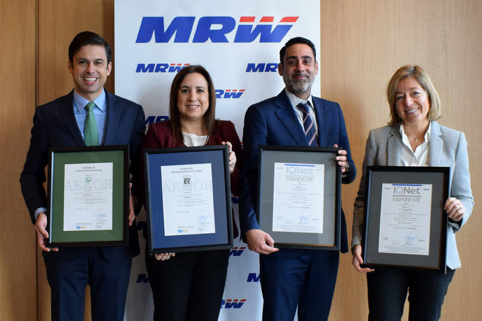 Representantes de MRW, durante el acto de recogida de los certificados ISO.