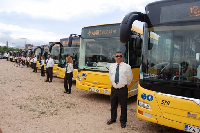 Varios autobuses de Tusgsal. 