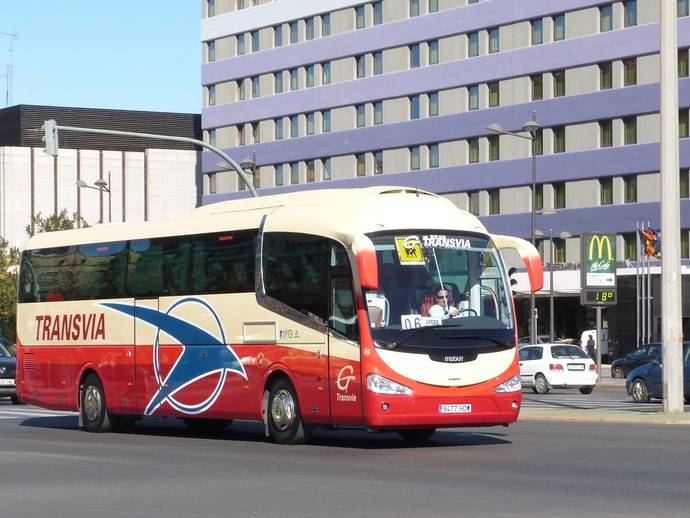 Un autocar recorre las calles de una ciudad de la Comunidad Valenciana.