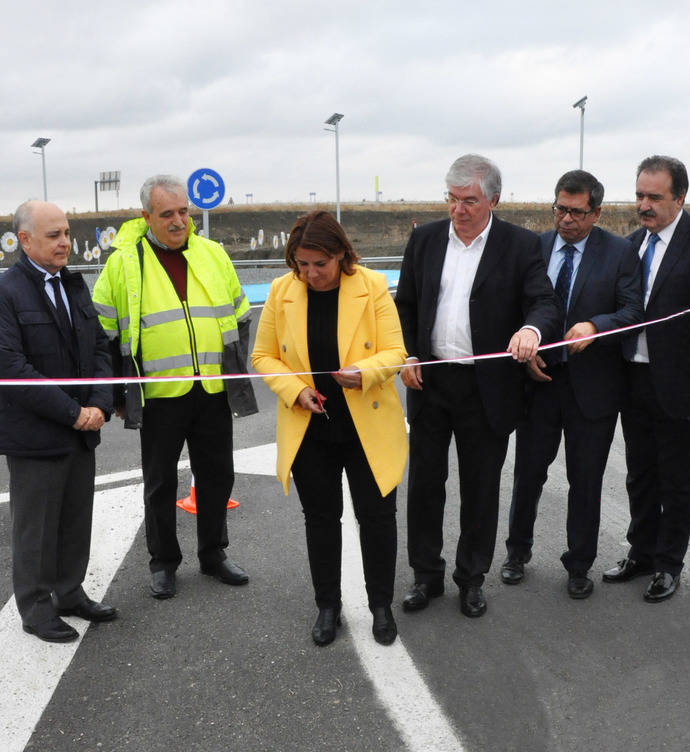 Corte de cinta en la inauguración a los nuevos accesos de la Plataforma Central Iberum.