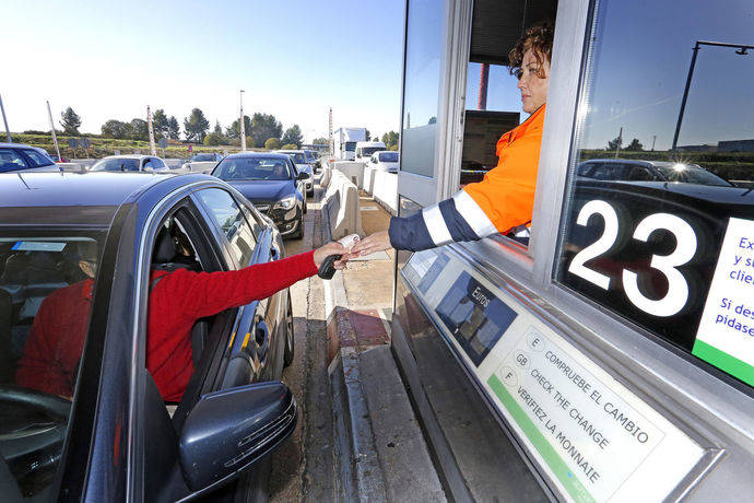 Los autobuses han pagado hasta este 31 de diciembre entre 12,65 y 14,05 euros por cada trayecto.