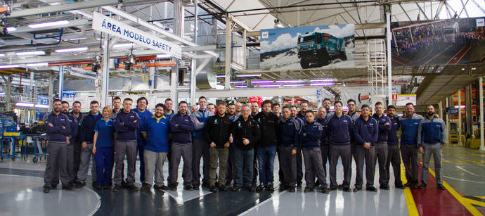 Pep Vila, piloto de Iveco para el Dakar 2016, visita las instalaciones de CNH Industrial en Madrid