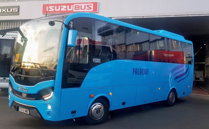 Isuzu entrega una nueva unidad del Grand Toro a Cespedosa Bus