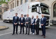 De izq. a dcha.: Joachim Drees, Alexander Doll; Tobias Miethaner del Ministerio de Transporte e Infraestructura Digital; Andy Kipping, conductor de camiones de DB Schenker; y Sabine Hammer y Christian Haas.