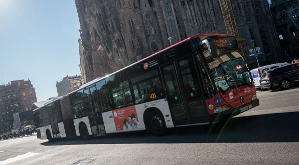 Un autobús de TMB circula junto a la Sagrada Familia.