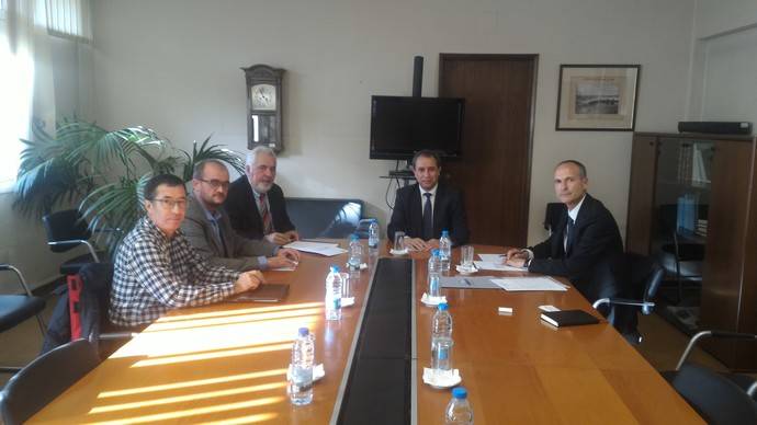 Instante de la reunión celebrada en Lisboa entre el presidente del Instituto de Movilidade y Transporte y el secretario general de Fenadismer.