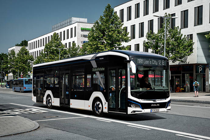 El autobús urbano totalmente eléctrico MAN Lion's City E fue presentado en la IAA de Vehículos Industriales 2018. La producción en serie comenzará en 2020 en la planta de MAN en Starachowice.