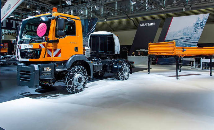 Un chasis de MAN para varias tareas. En la feria Ifat, el TGM de MAN se mostraba con los accesorios intercambiables de barredora y volquete.