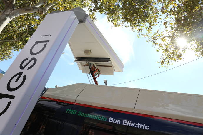 Un pantógrafo de Endesa realiza la carga de un autobús.