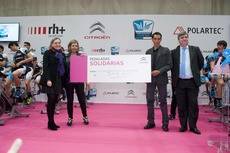 Entrega del cheque por parte de Citroën en la jornada 'Pedaladas solidarias'