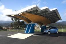 No basta con crear coches eléctricos: Peugeot fabrica una estación eléctrica solar