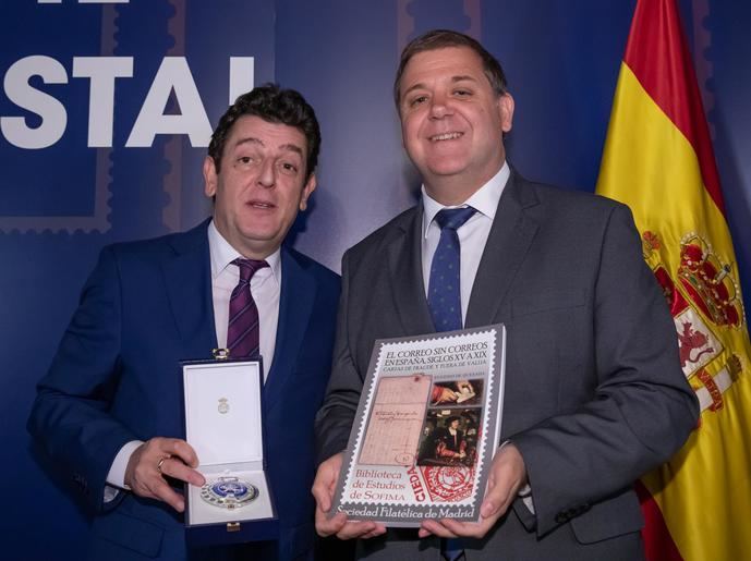 Eugenio de Quesada entrega ‘El correo sin Correos’ a su presidente